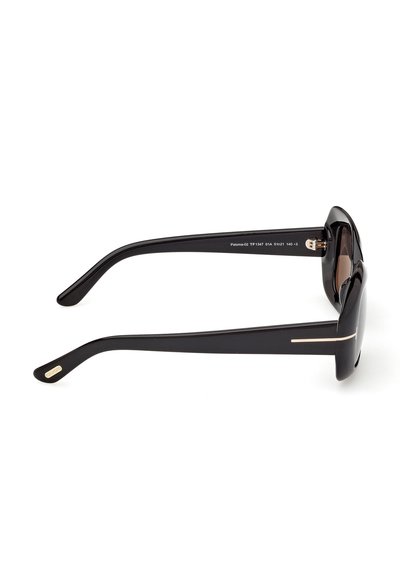 Lunettes de soleil rectangulaires noires avec des branches épaisses, des accents dorés près des charnières, et un marquage subtil à l'intérieur des branches.