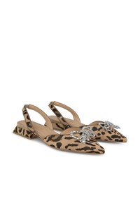 Leopardmönstrade slingbackskor med spetsiga tår, platta klackar och rhinestonesdekorationer vid vristen. Tillverkade av mjukt tyg med en slät yta.