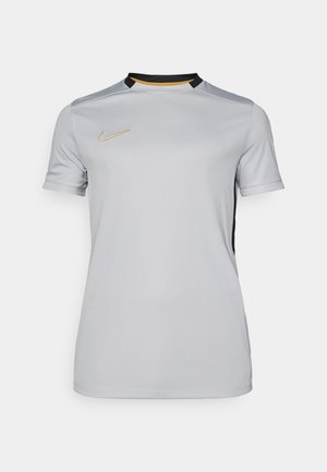 Grau kurzärmliges Sportshirt mit schwarzen Akzenten und einem gelben Nike-Logo auf der linken Brustseite. Hergestellt aus glattem, leichtem Stoff.