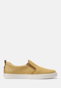Glidskor i ett vävt gult textil med en vit gummisula och bruna elastiska detaljer. Rundad tå och vadderad kant för komfort.