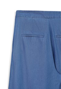Pantaloni in tessuto blu con vita e due tasche posteriori a fessura orizzontali, presentati su uno sfondo bianco.