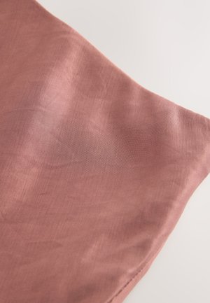 Stof in stoffige rozentint met een gladde, glanzende textuur. Lichtgewicht, vallend materiaal met natuurlijke plooien en een subtiele glans langs de randen.