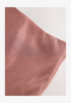 Tissu rose poudré avec une texture lisse et brillante. Matière légère et fluide, présentant des plis naturels et un subtil éclat le long des bords.
