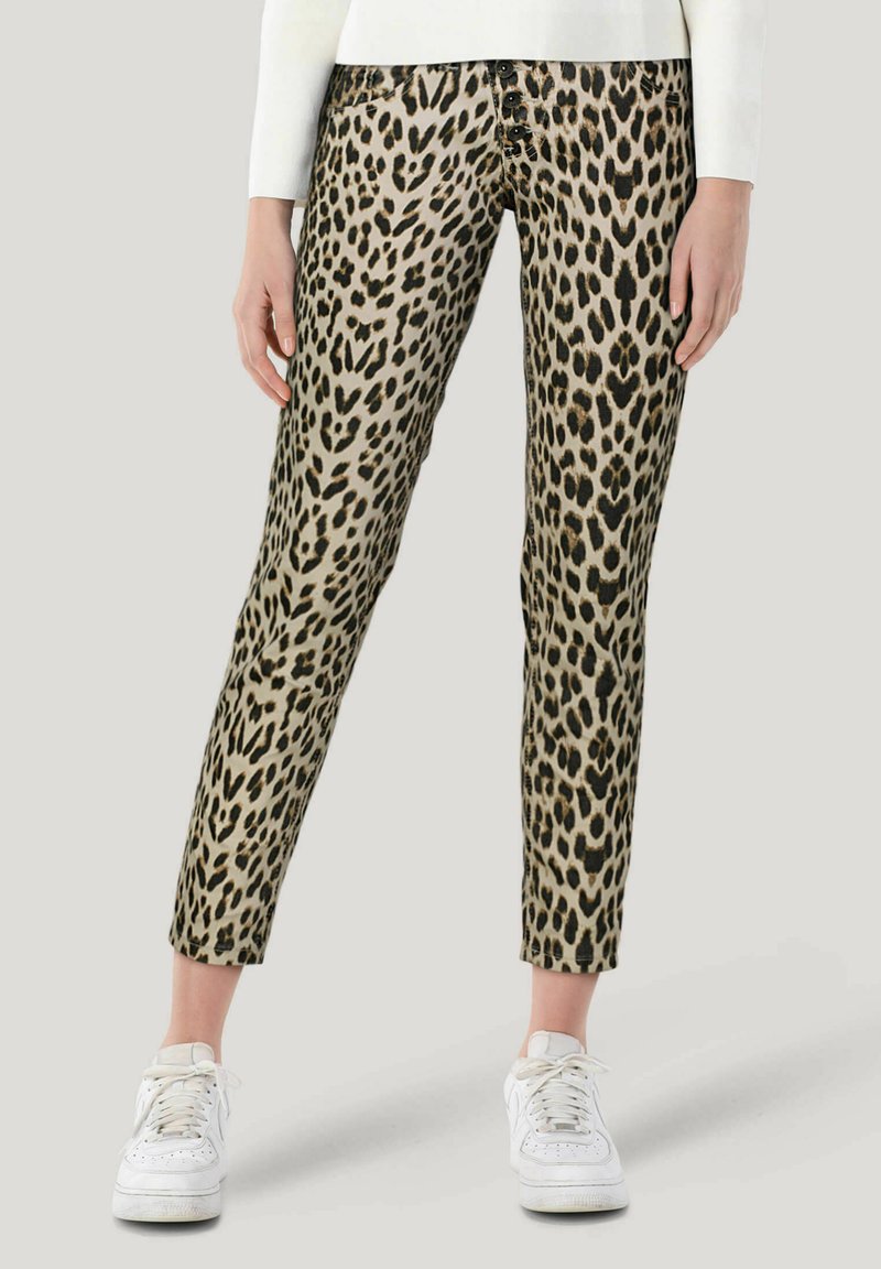 Leopardenmuster-Hosen in einem beige und schwarzen Farbschema mit schlanker Passform. Verfügt über Fronttaschen und einen Knopfverschluss.