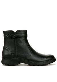 Stivali alla caviglia in pelle nera con punta rotonda, superficie testurizzata e una cinghia laterale con fibbia in argento. Suola in gomma per una migliore aderenza.