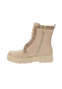 Botas de tobillo beige con un upper texturizado, cremallera lateral, detalles con volantes y una suela gruesa y con patrón. Presenta acentos de costura ligera.