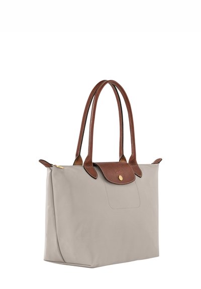 Graue Tragetasche mit braunen Ledergriffen und Akzenten, ausgestattet mit einem goldfarbenen Schnappverschluss und einem minimalistischen Design.