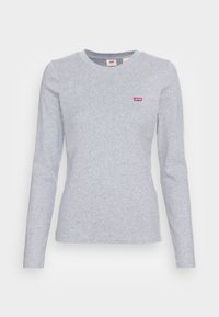 Harmaa pitkähihainen puuvillapaita pyöreällä kaula-aukolla, istuva malli ja pieni punainen Levi's-logo rinnassa. Pehmeä rakenne ja sileä viimeistely.