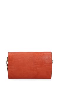 Borsa a tracolla arancione con motivo coccodrillo testurizzato, forma rettangolare, design piatto, con attacco a catena dorata su un lato.