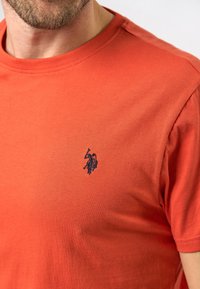 U.S. Polo Assn. ARJUN - Základné tričko - burnt ochre