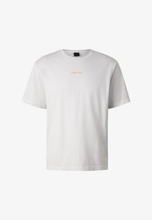 Weißes T-Shirt mit kurzen Ärmeln, Rundhalsausschnitt und kleinem orangefarbenem Schriftzug "FIRE + ICE" mittig auf der Brust.