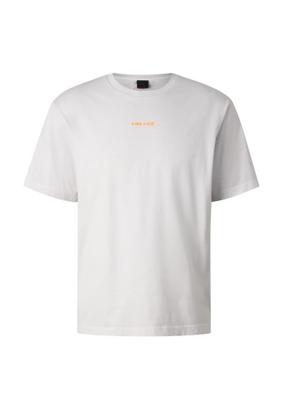 T-shirt blanc à manches courtes avec col rond et petit texte orange « FIRE + ICE » centré sur la poitrine.
