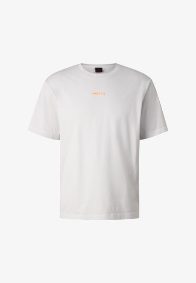 T-shirt blanc à manches courtes avec col rond et petit texte orange « FIRE + ICE » centré sur la poitrine.