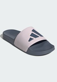 Różowo-szare klapki typu slide z teksturowanym paskiem i wyraźnym ciemnoszarym wzorem w trzy paski. Miękka, formowana wkładka dla wygody.