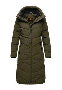 Manteau long isolé de couleur vert olive. Doté d'une fermeture éclair à l'avant, de deux poches latérales et d'une capuche avec un col côtelé. Texture matelassée en losanges.
