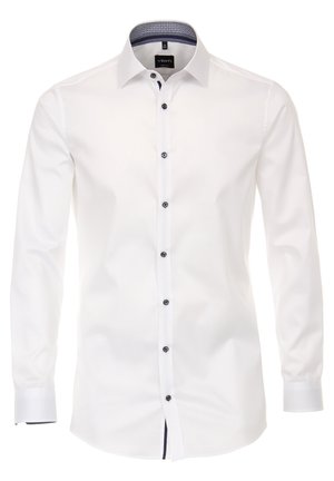 Camisa de vestir blanca de hombre con manga larga, botones oscuros y cuello interior estampado, mostrada sobre un fondo blanco.