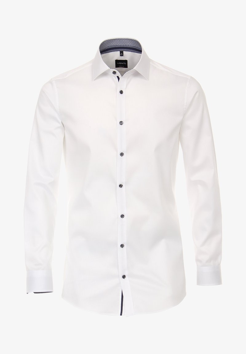 Chemise blanche pour homme à manches longues avec boutons foncés et col intérieur à motif, présentée sur un fond blanc.