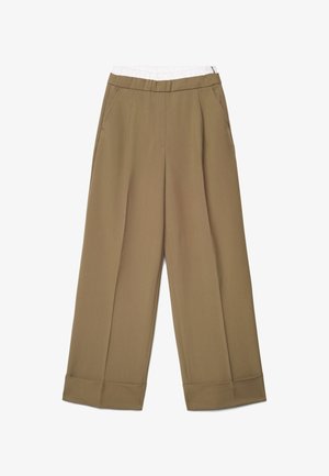 Pantalon kaki taille haute à jambes larges avec poches avant et ourlets retroussés, doté d'une ceinture élastique blanche à boutons.