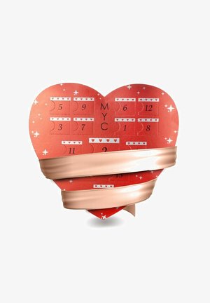 Rood hartvormig adventkalender met genummerde deurtjes, decoratieve harten en een glanzende gouden strik eromheen.