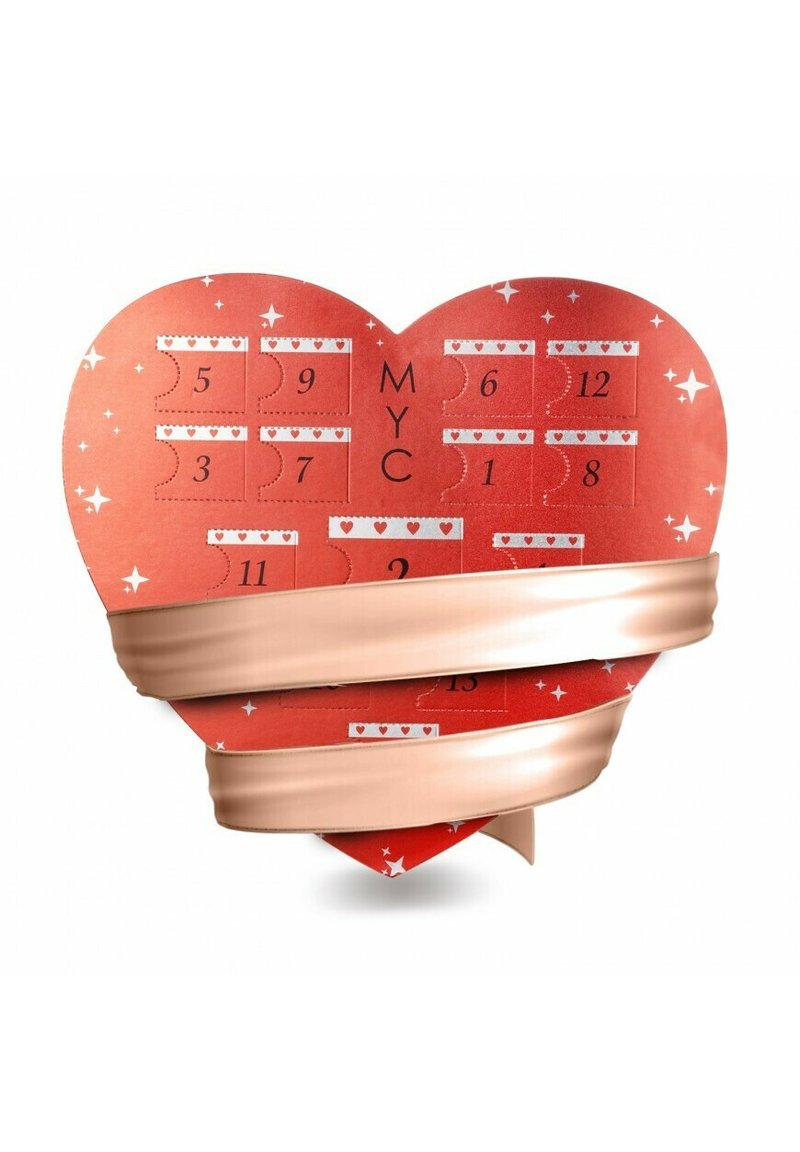 Il calendario dell'Avvento a forma di cuore rosso presenta porte numerate, cuori decorativi e un lucido nastro dorato avvolto attorno ad esso.