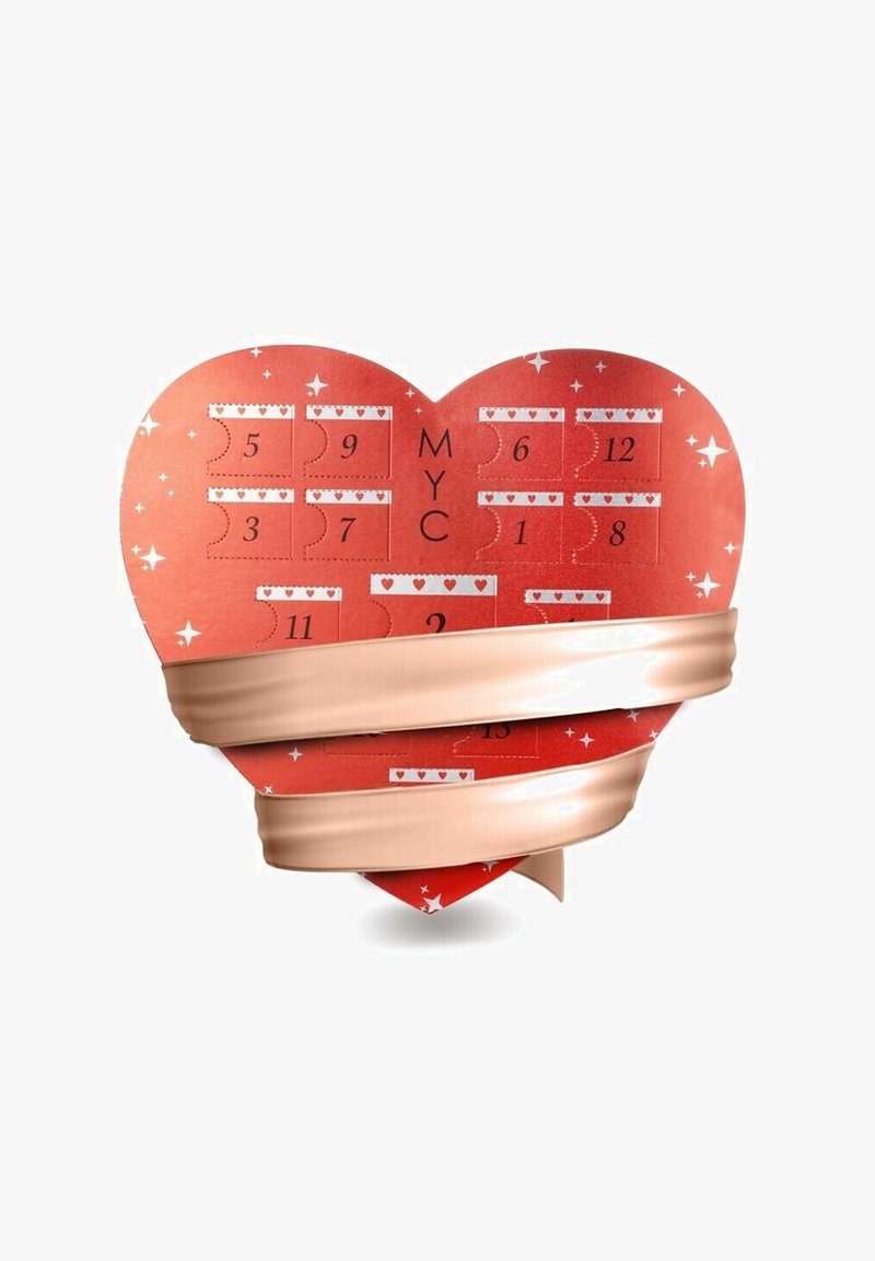 Il calendario dell'Avvento a forma di cuore rosso presenta porte numerate, cuori decorativi e un lucido nastro dorato avvolto attorno ad esso.
