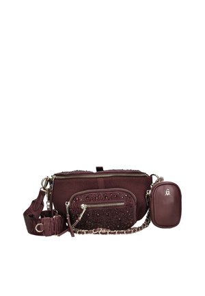 Dunkelrotes Multi-Taschen-Gürteltaschen-Set aus strukturiertem Stoff, mit Reißverschluss, Kettendetail und verstellbarem Riemen mit Metallschnalle.