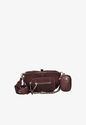 Dunkelrotes Multi-Taschen-Gürteltaschen-Set aus strukturiertem Stoff, mit Reißverschluss, Kettendetail und verstellbarem Riemen mit Metallschnalle.