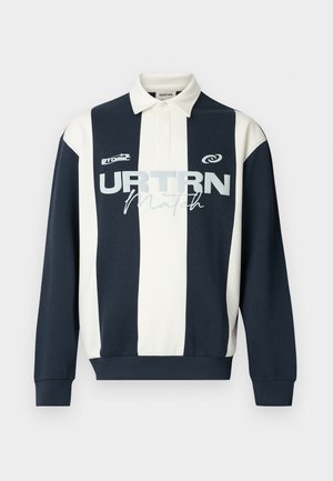 Rugby-skjorte med lange ermer med marineblå og hvite vertikale striper, en hvit krage og teksten "URTRN Match" på forsiden.