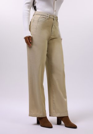 - Wide leg