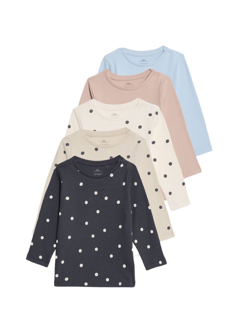 Drei Langarmoberteile in verschiedenen Farben: marineblau mit weißen Punkten, hellbeige mit dunklen Punkten, zartrosa und hellblau, Rippstoff.