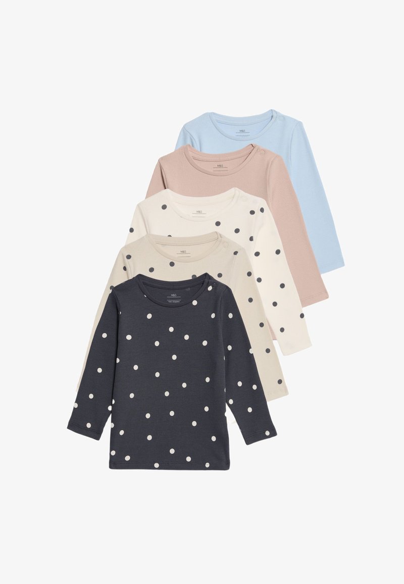 Tre langærmede toppe i forskellige farver: marineblå med hvide prikker, lys beige med mørke prikker, lys rosa og lyseblå, ribbet stof.
