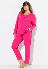 Rosa Pyjama-Set mit einem Langarmoberteil mit Knopfleiste und Spitzenbesatz, kombiniert mit passenden Hosen mit Spitzenakzenten an den Bündchen.
