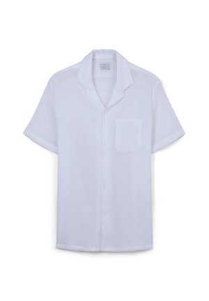 Chemise blanche à manches courtes en tissu léger, dotée d'une patte de boutonnage, d'un col cranté et d'une poche poitrine unique.
