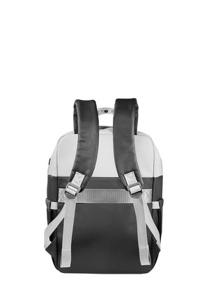 Achteraanzicht van een bicolor rugzak in zwart en wit met gevoerde schouderbanden, zilverkleurige hardware en een gladde textuurafwerking.