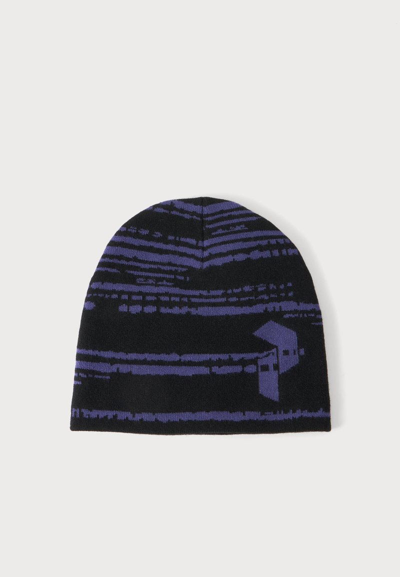 Bonnet noir avec des rayures horizontales abstraites violet foncé et un petit motif géométrique sur fond blanc.