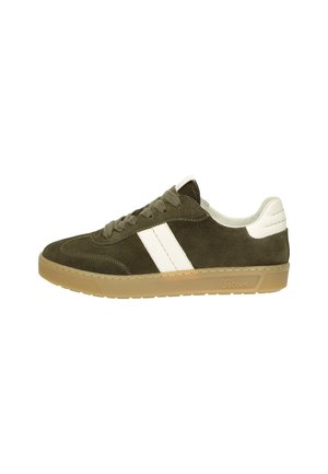 Dunkelgrüner Wildleder-Sneaker mit weißen Seitenstreifen, weißem Fersenriemen und hellbrauner Gummisohle.