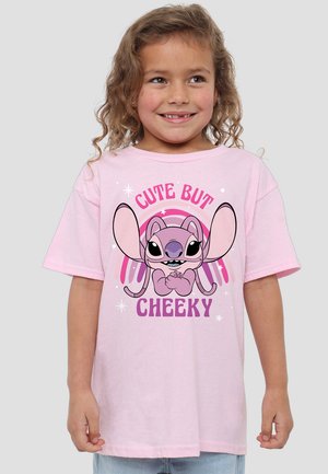 Rosa Baumwoll-T-Shirt mit einem Cartoon-Charakter mit großen Ohren und einem verspielten Gesichtsausdruck, der Text lautet "NIEDLICH, ABER FRECH." Kurze Ärmel, lässige Passform.