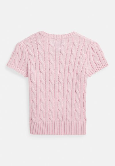Ružičasti džemper s kratkim rukavima od pletenog kabela s rebrastim obrubom i rukavima, s teksturiranim uzorkom isprepletenih kabela i glatkim završetkom.