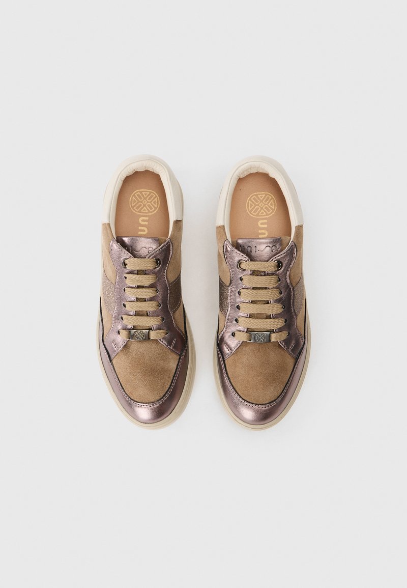 Zapatillas marrones con acentos de bronce metálico, materiales de ante y cuero, puntera redonda, suela crema y cordones beige. Logo grabado en la lengüeta.