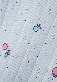 Lyseblåt strikket stof med ribbet tekstur, prydet med små broderede frugtmotiver i pink, blå og lavendel.