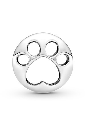 Colgante de tono plateado en forma de huella de pata con marco circular, que presenta cuatro dedos recortados y una almohadilla en forma de corazón, acabado suave y superficie reflectante.