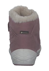 Stivale alla caviglia in suede viola con un morbido colletto foderato in pelliccia, suola in gomma bianca e un'etichetta GORE-TEX sul retro. Presenta dettagli cuciti.