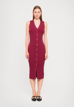 Abito midi a costine senza maniche in un profondo bordeaux con scollo a V e chiusura con bottoni frontali. Presenta uno spacco frontale per un tocco di stile.