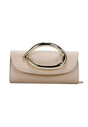Bolso clutch de ante beige con un gran asa metálica dorada curva y brillante en la solapa frontal y una pequeña cadena dorada.