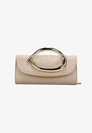 Bolso clutch de ante beige con un gran asa metálica dorada curva y brillante en la solapa frontal y una pequeña cadena dorada.