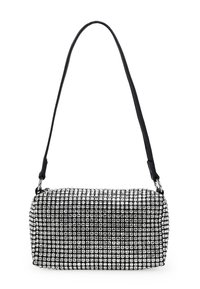 Bolso de mano negro cubierto de rhinestones plateados, de forma rectangular, con base plana y una larga correa negra ajustable.