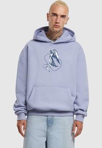 Felpa leggera viola chiaro in cotone. Presenta una grafica di un angelo con una catena sul davanti. Include una tasca a marsupio e polsini a coste.
