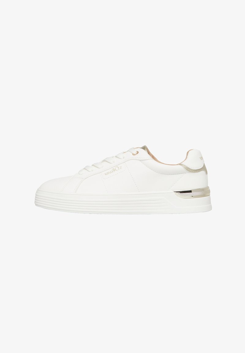 Baskets blanches basses avec lacets à l'avant, semelle striée et accent métallique au talon, présentées en profil latéral sur fond blanc.