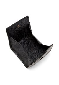 Portefeuille en cuir noir avec une finition texturée, doté d'un dessus ouvert et d'une fermeture à pression, montrant un intérieur sans compartiments.
