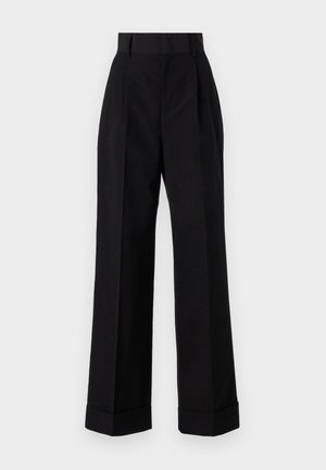 Czarne, wysokie spodnie wykonane z bawełny. Charakteryzują się szerokim krojem nogawek, zakładkami i podwiniętymi mankietami. Gładka tekstura, brak widocznych wzorów lub elementów metalowych.